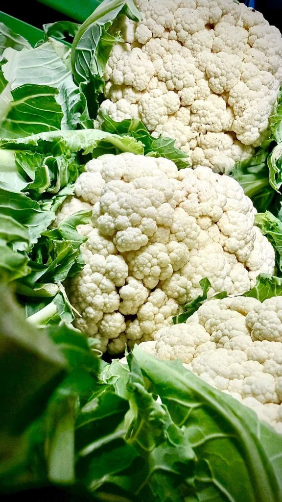Frischer Blumenkohl mit Blattkranz – Gemüselieferung für Großküchen und Kantinen